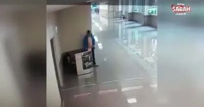 Hastanelerde böyle dolaştı... Odalara girerek çantaları çaldı | Video