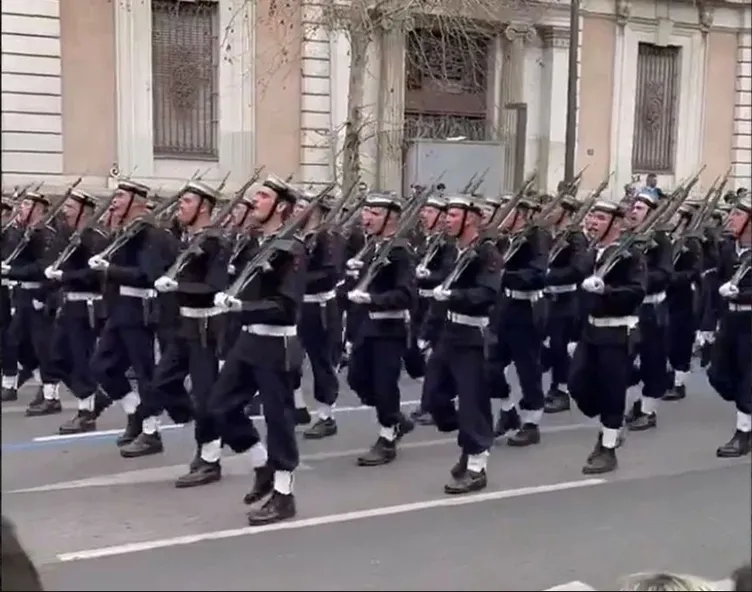 Yunan askerlerinden alçak provokasyon! Resmi törende Türkiye’ye küfür ettiler
