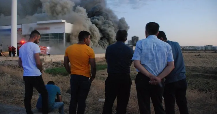 Diyarbakır’da mobilya mağazasının deposunda yangın