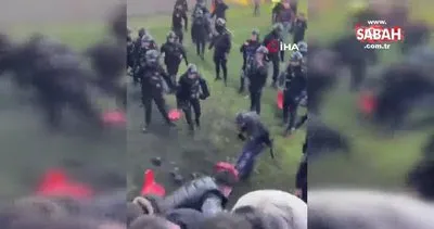 Taraftarlar koltukları sahaya fırlattı: Polis biber gazıyla müdahale etti | Video