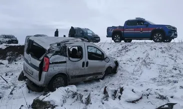 Kars'ta şarampole devrilen araçta baba-oğlu yaralandı #kars