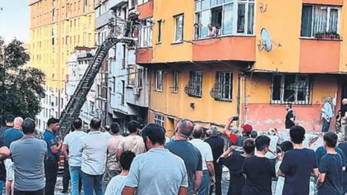 Yanan çatı katında bir ceset bulundu