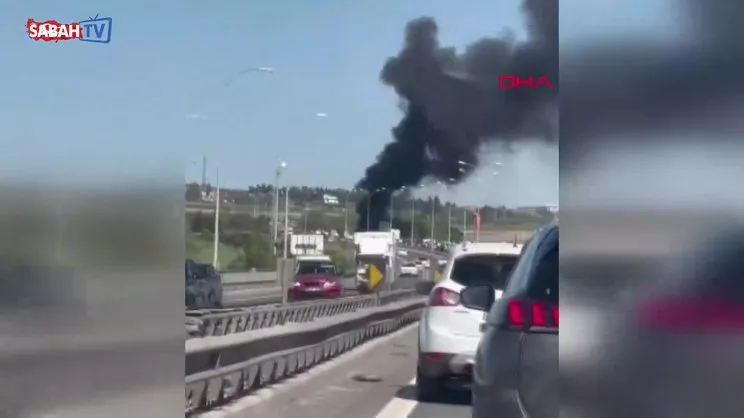 Büyükçekmece’de seyir halindeki otomobilde yangın çıktı | Video