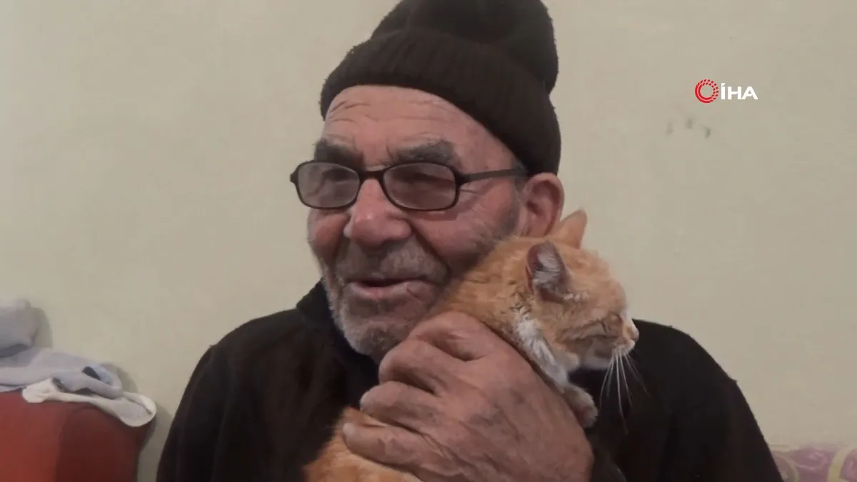 Yanan evinin önünde kedisine sarıldığı fotoğrafla tanınan Ali Meşe dede son yolculuğuna uğurlandı | Video videosunu izle Yanan evinin önünde kedisine sarıldığı fotoğrafla tanınan Ali Meşe dede son yolculuğuna uğurlandı | Video videosunu izle