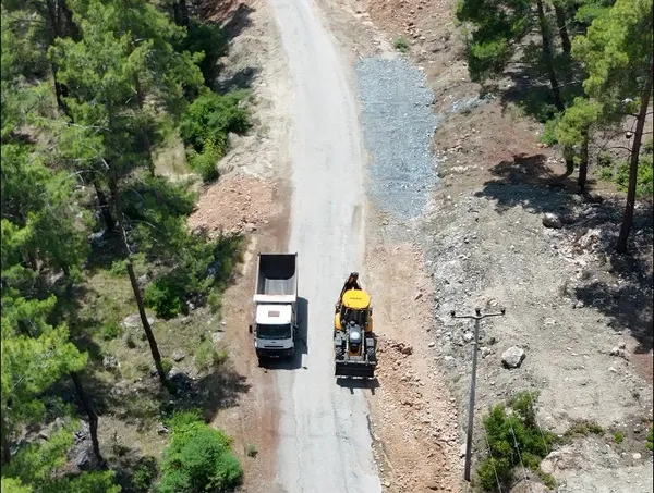 ortakoyyesiluzumlu-yolu-asfaltlandi-iki-ilceyi-birbirine-baglayan-yol-yenilendi-1766583522966.jpg
