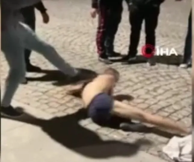 Adana’da mesaj attığı kızın erkek kardeşleri suratını jiletle kesti! Soyup öldüresiye dövdüler…