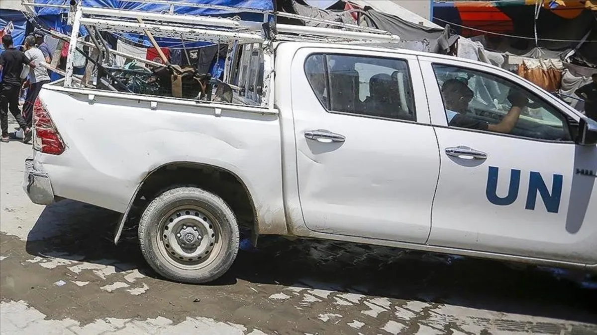 İsrail, Gazze'de BM yardım aracını vurdu