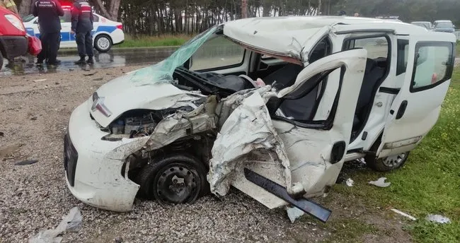 Kamyon hafif ticari araçla çarpışıp dereye uçtu