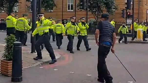 Londra yanıyor! Polise petrol bombalarıyla saldırdılar
