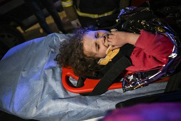 SON DAKİKA: Deprem bölgelerinde mucize hikayeler: Bu görüntüler 85 milyonu ağlattı!