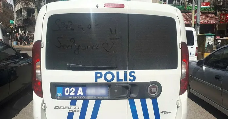 Polis aracının üzerine, ’’Sizi Çok Seviyoruz’’