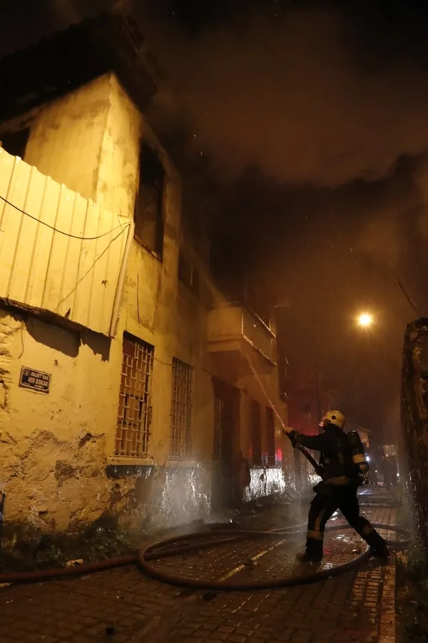antalyada-150-yillik-tarihi-bina-alev-alev-yandi-1738569723032.jpg