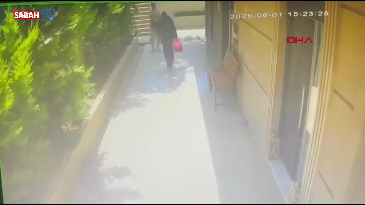 İstanbul’da güpegündüz ev soyan 3 kadın yakalandı; 238 suç kaydı çıktı | Video videosunu izle İstanbul’da güpegündüz ev soyan 3 kadın yakalandı; 238 suç kaydı çıktı | Video videosunu izle