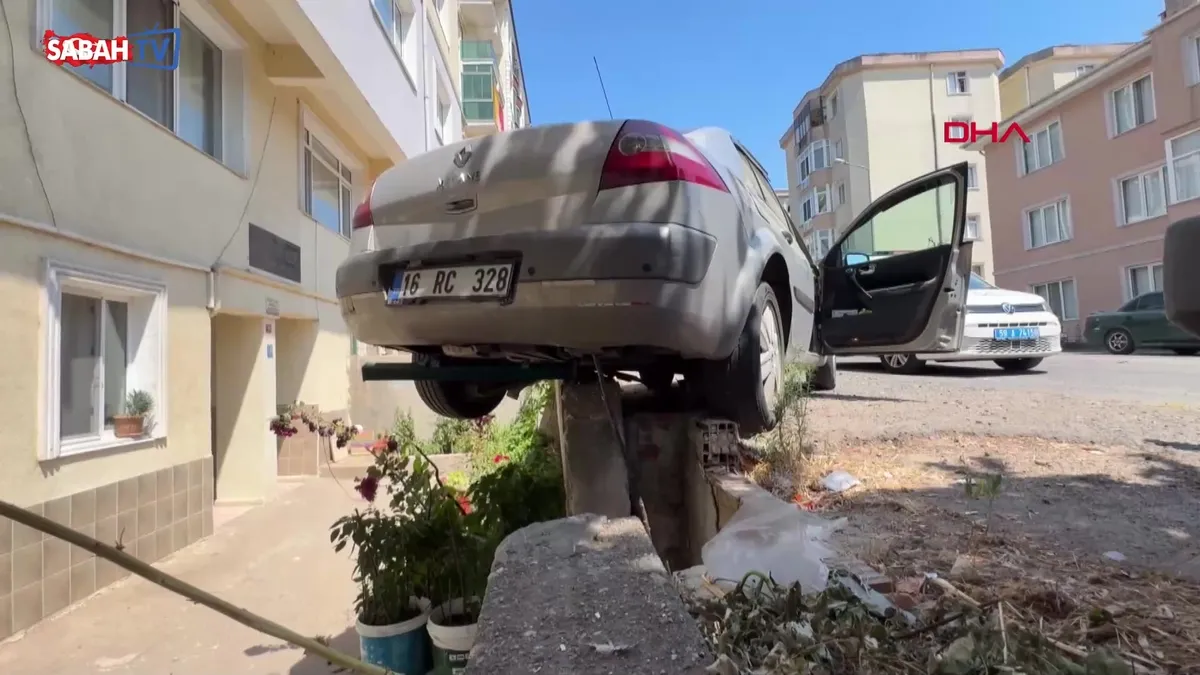 El frenini çekmeyi unuttu: Araba kaydı, istinat duvarında asılı kaldı | Video videosunu izle El frenini çekmeyi unuttu: Araba kaydı, istinat duvarında asılı kaldı | Video videosunu izle