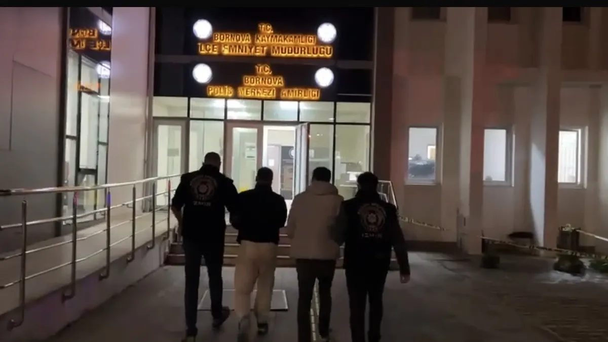 İzmir’de sahte polis gaspı! 2 şüpheli tutuklandı İzmir’de sahte polis gaspı! 2 şüpheli tutuklandı