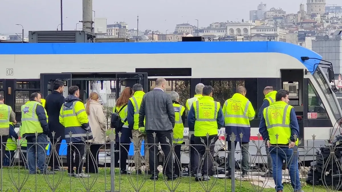 SON DAKİKA | Eminönü’nde panik anları: Seyir halindeki tramvay raydan çıktı! SON DAKİKA | Eminönü’nde panik anları: Seyir halindeki tramvay raydan çıktı!