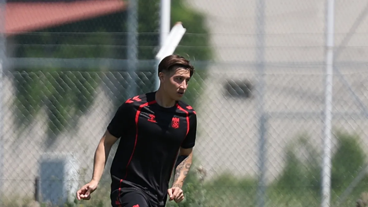 Sivasspor’un stoperi Mert Çelik: “Süper Lig’de de bu formayı giyeceğim” Sivasspor’un stoperi Mert Çelik: “Süper Lig’de de bu formayı giyeceğim”