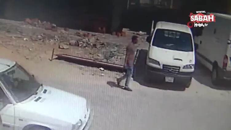 Gurbetçinin sokağa saçılan paralarını tek tek toplayıp teslim ettiler