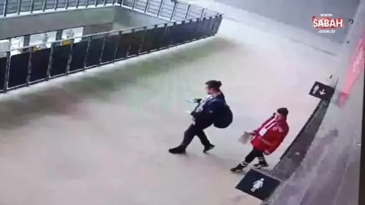 Olaylı Göztepe-Altay derbisinde işaret fişekleri stada böyle sokuldu | Video