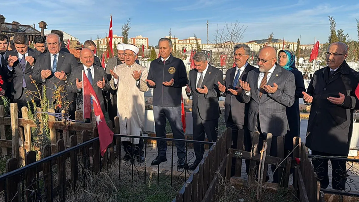 Bakan Yerlikaya, deprem şehitliğini ziyaret etti Bakan Yerlikaya, deprem şehitliğini ziyaret etti