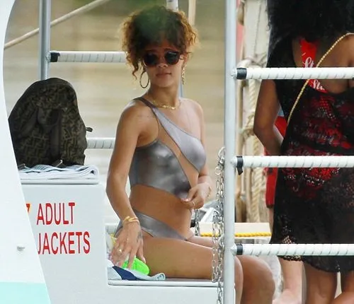 Rihanna’nın bikinisi olay oldu