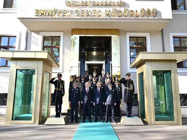 emniyet-genel-mudurlugunde-devir-teslim-ali-fidan-gorevi-mahmut-demirtastan-devraldi-1777578575725.jpg