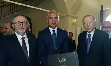 23 yıllık emek el yazısıyla yeniden hayat buldu: Tefsil’il Kur’an, Bakan Ersoy tarafından Başkan Erdoğan’a takdim edildi