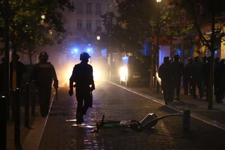 Kaos Fransa’yı esir aldı! Belediye başkanının evine saldırı: Sokaklardan korkunç görüntüler