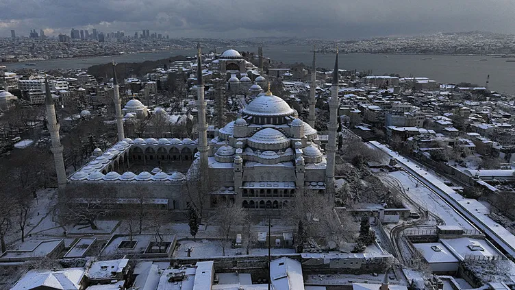 Pazartesi günü okullar tatil olacak mı? İstanbul’da kar yağışı için kritik uyarı! Megakent bembeyaz