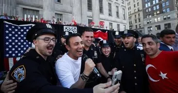 New York'ta bu yaz, her yer kırmızı-beyaz! Mustafa Sandal Türk asıllı polislerle şarkı söyledi