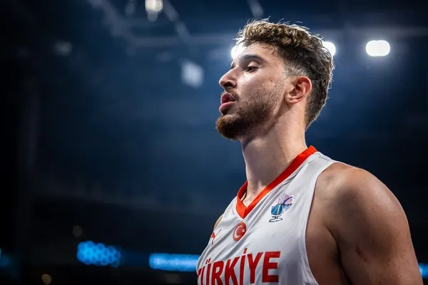nba-yildizi-alperen-sengun-cocukluk-hayaline-kavustu-dunaya-unlu-oyuncu-jackie-chanden-milli-gururumuza-anlaml-1791776444421.jpg