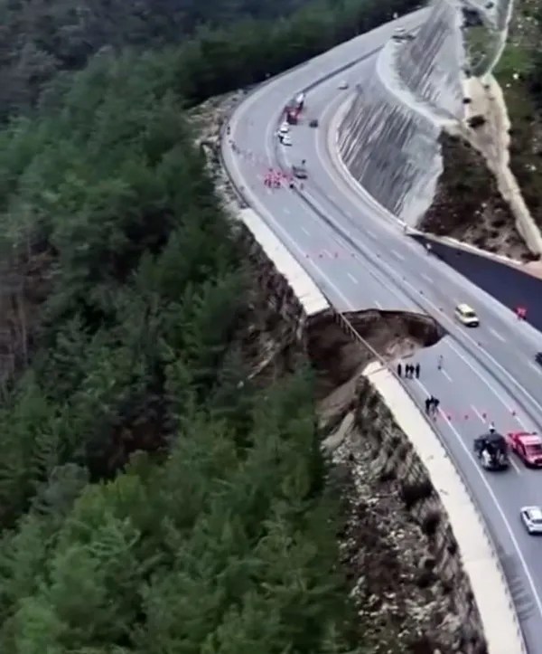 antalya-kumluca-yolunda-heyelan-meydana-geldi-1770561820997.jpg