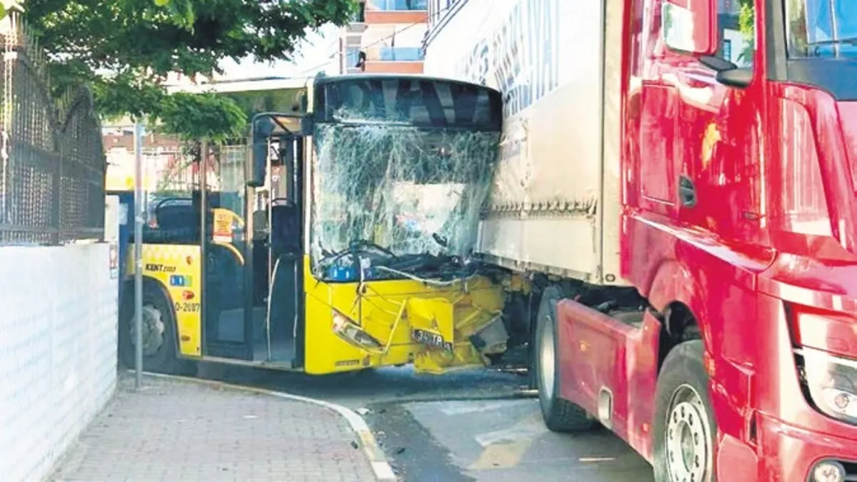 İETT Otobüsü Tırla Çarpıştı: 3 Yaralı