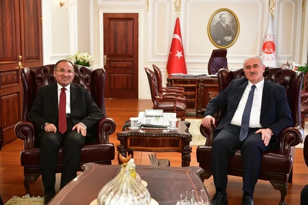 bakan-bozdag-yargitay-heyeti-ile-gorustu-1651853993594.jpeg