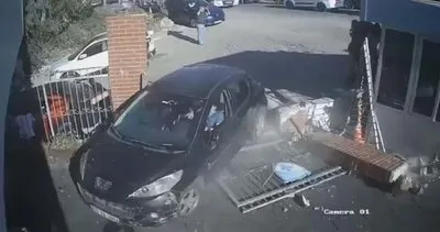 Kontrolden çıkan araç okul bahçesine daldı: 3 yaralı #izmir