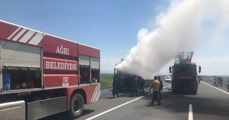 Ağrı’da seyir halindeki tır yandı