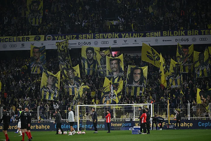 fenerbahce-yonetiminden-taraftara-forma-hediyesi-1777143065259.jpeg
