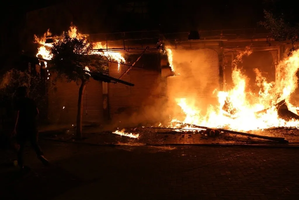 Видео пожара внутри. Пожар в Испании. Пожилые люди и пожар. Фото дальнего огня внутри.