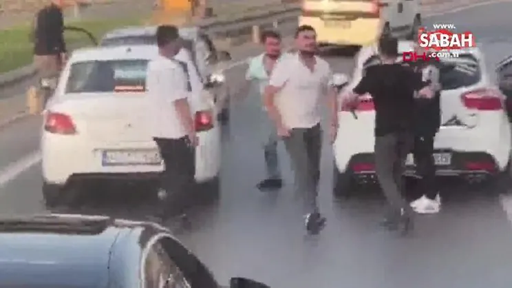 Sancaktepe'de trafikte tekmeli kemerli kavga! O anlar kamerada | Video