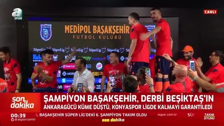 Okan Buruk ve Başakşehirli futbolcuların şampiyonluk sevinci!