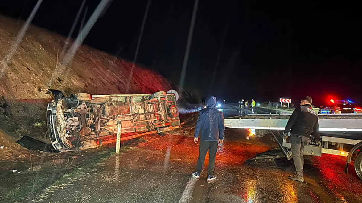 Uşak’ta işçi servisi devrildi: 17 kişi yaralandı! Uşak’ta işçi servisi devrildi: 17 kişi yaralandı!