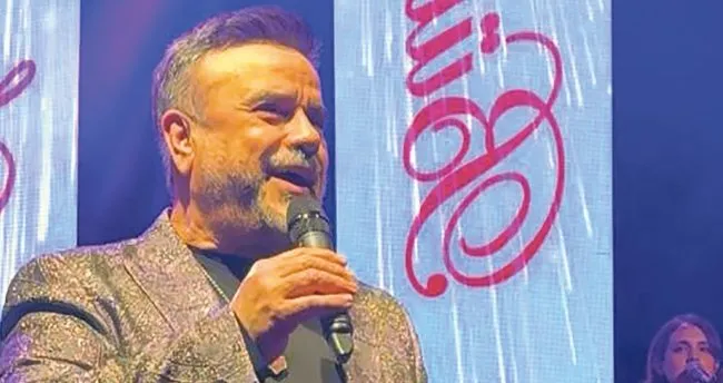 Üç saat sahnede kaldı