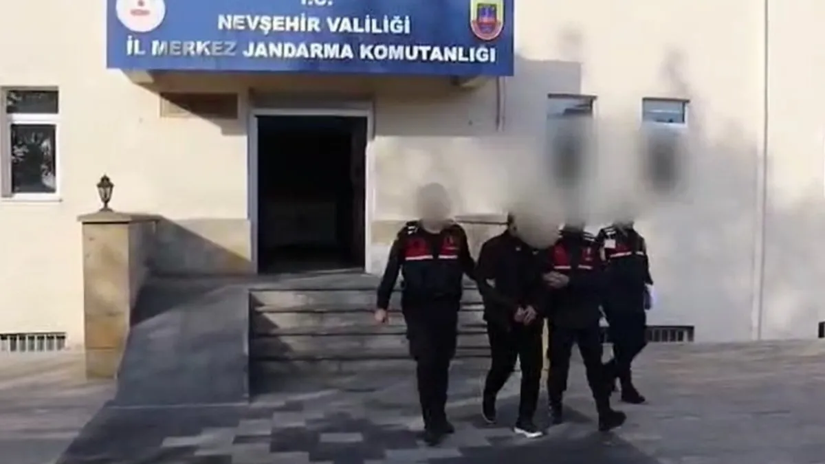 SON DAKİKA… Nevşehir’de skandal görüntüler! Takke ve cübbe giyip drift yaptan sürücü yakalandı! SON DAKİKA… Nevşehir’de skandal görüntüler! Takke ve cübbe giyip drift yaptan sürücü yakalandı!