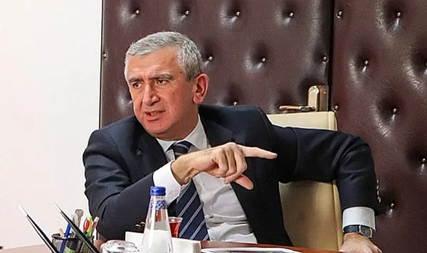 chpnin-rusvet-oyunlari-bitmiyor-belediye-baskani-fikret-albayrak-iskan-almak-icin-25-milyon-istemisti-irtikap-1779536158140.jpeg CHP'li Belediye Başkanı Fikret Albayrak iskan almak için 2,5 milyon istemişti: İrtikap suçundan tutuklandı!