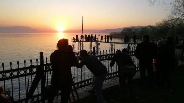 İznik'te güneşin suya kavuştuğu an görüntülendi