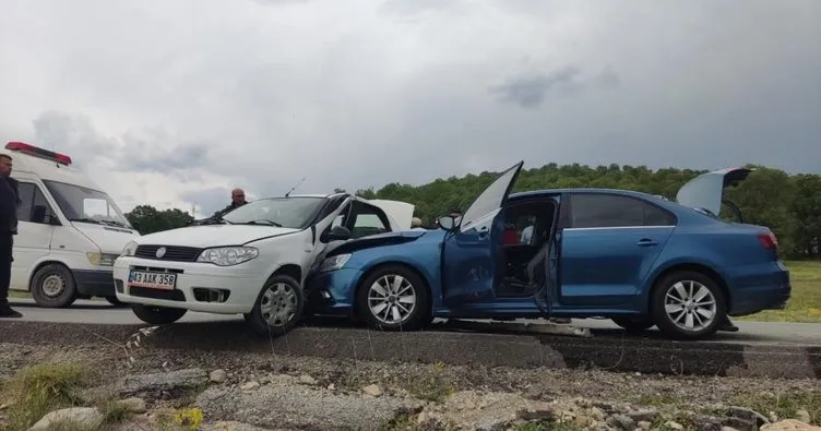 Kütahya’da feci kaza! İki otomobil çarpıştı: 5 kişi yaralandı