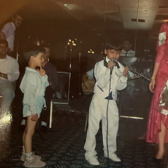 Onun hayali küçüklükten belliymiş... Elinde saz tutan ve şimdilerin en ünlü şarkıcılarından olan bu küçük çocuğu tanıyabildiniz mi?