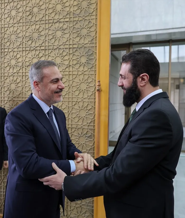 disisleri-bakani-hakan-fidan-samda-suriyedeki-yeni-yonetimin-lideri-ahmed-es-sera-ile-bir-araya-geldi-1734869851525.jpg
