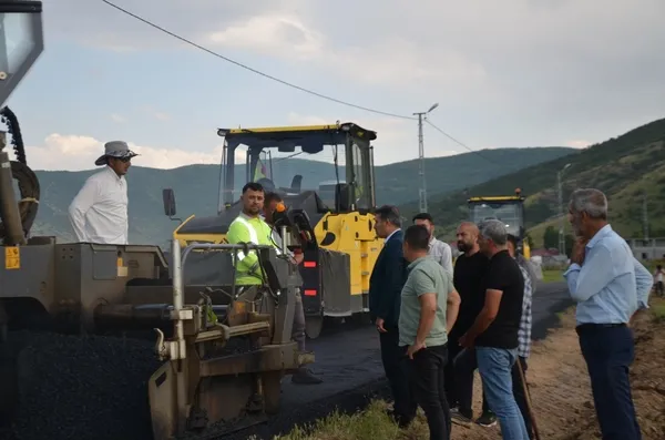ekipler-35-derece-sicakligi-ile-160-derece-asfalt-sicakliginin-altinda-gorevlerini-surduruyor-1782027620987.jpg