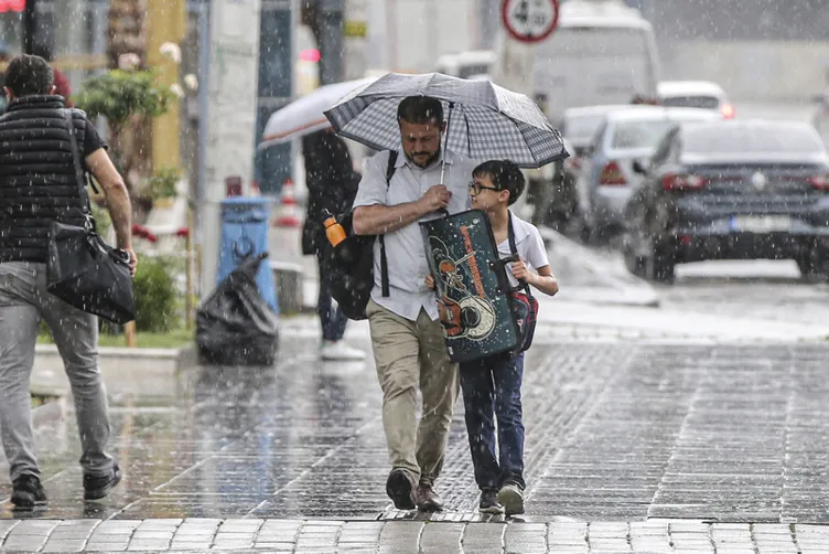 Son dakika | Ankara sular altında! Etkili sağanak yerini doluya bıraktı: Sokaklar dereye döndü, araçlar suya gömüldü